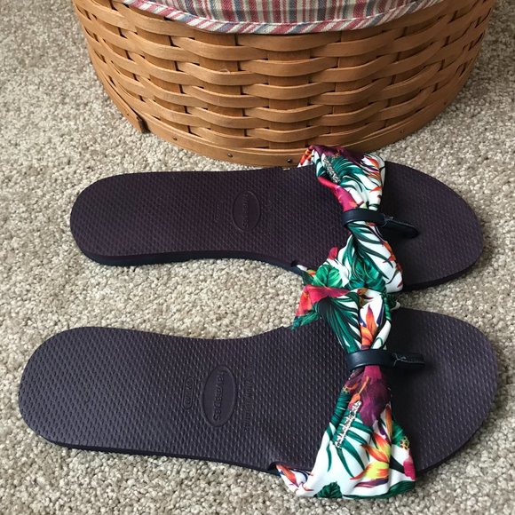 Havaianas White with Tropical Flowers Thong Sandals Size 9/10W - Picture 7 of 7